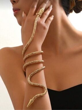 Serpentina Luxe Snake Wrap
Ring Bracelet